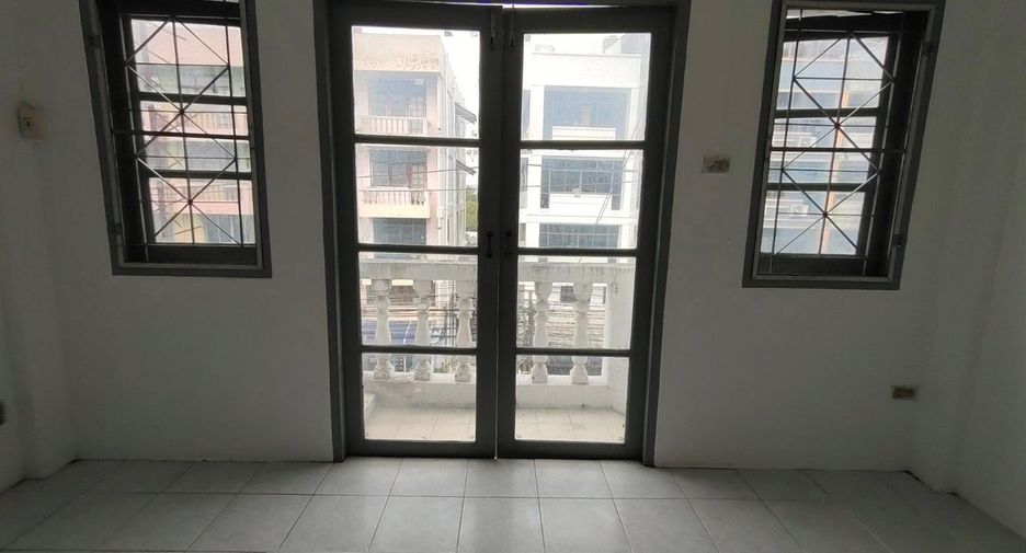 For sale 3 bedrooms retail Space in Don Mueang, Bangkok