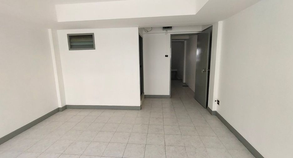 For sale 3 bedrooms retail Space in Don Mueang, Bangkok