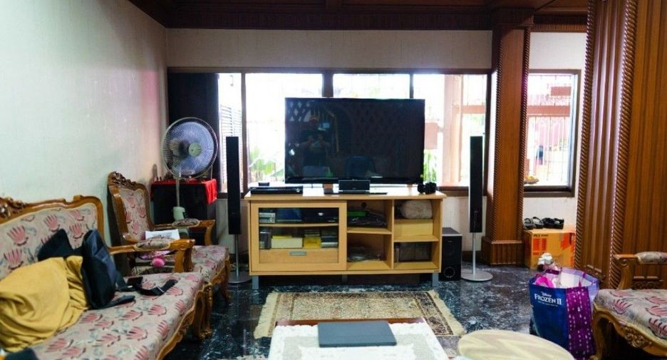 For sale 5 bedrooms townhouse in Watthana, Bangkok