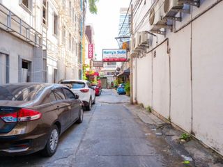 For sale 5 bedrooms townhouse in Watthana, Bangkok