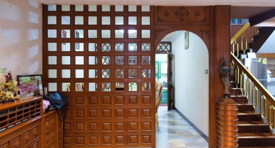 For sale 5 bedrooms townhouse in Watthana, Bangkok