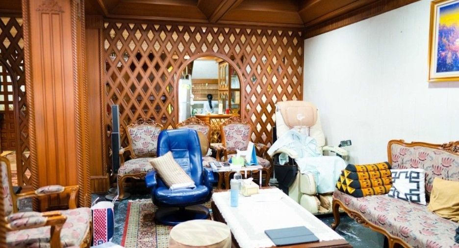 For sale 5 bedrooms townhouse in Watthana, Bangkok