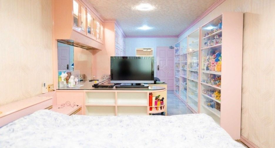 For sale 5 bedrooms townhouse in Watthana, Bangkok
