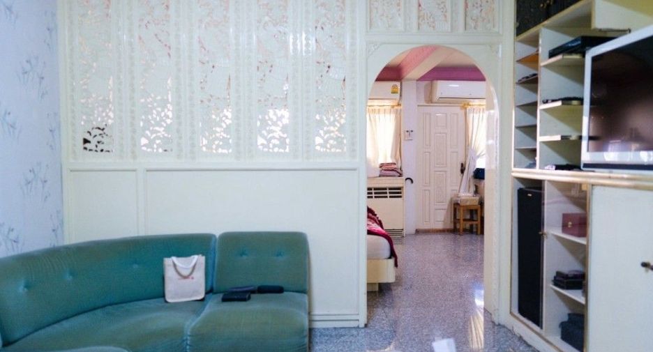 For sale 5 bedrooms townhouse in Watthana, Bangkok