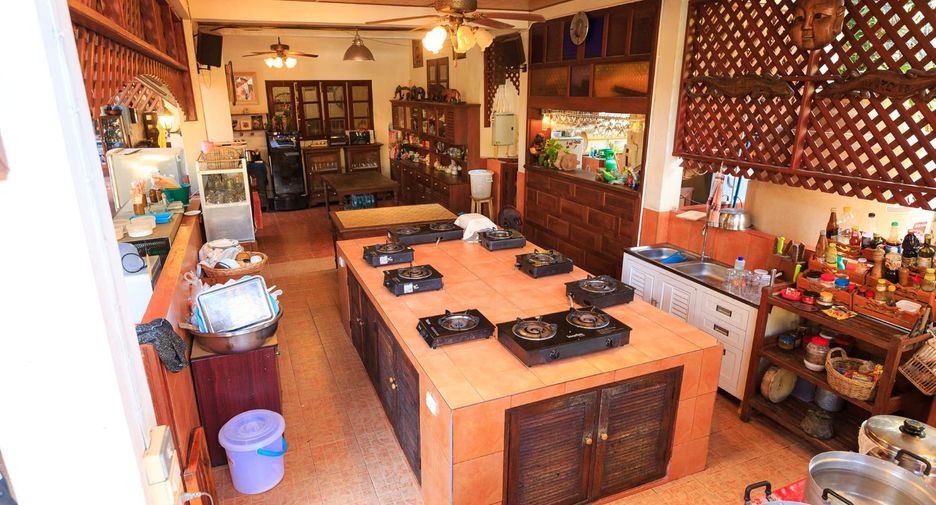 Villa zum Kauf mit 10 Zimmer in Saraphi, Chiang Mai
