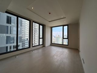 For sale 3 bedrooms condo in Khlong Toei, Bangkok