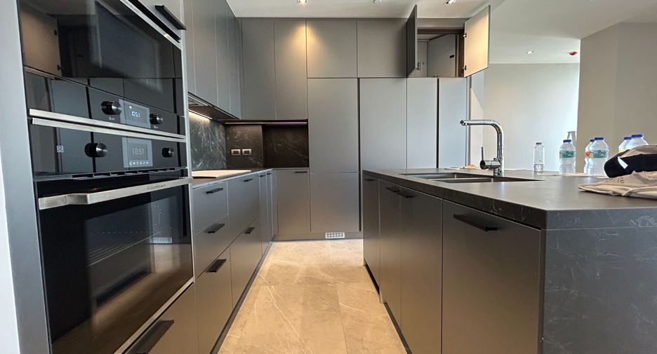 Condo en venta de 3 habitaciones en Khlong Toei, Bangkok
