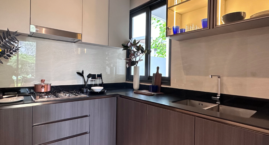 For sale 3 bedrooms house in Huai Khwang, Bangkok