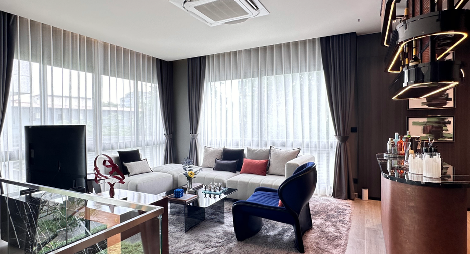 For sale 3 bedrooms house in Huai Khwang, Bangkok