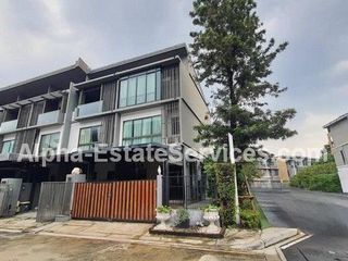 For sale 3 bed townhouse in Lat Phrao, Bangkok