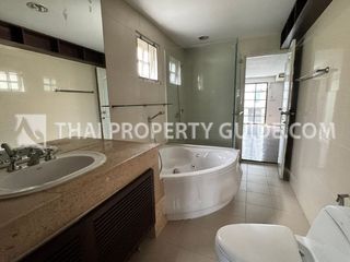 For rent 5 bedrooms townhouse in Bang Khen, Bangkok