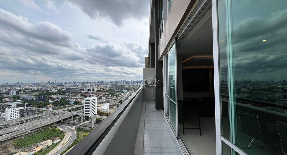 À louer 3 chambres condo à Bang Kapi, Bangkok