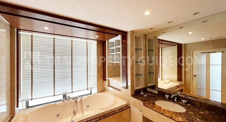For rent 4 bedrooms condo in Pathum Wan, Bangkok