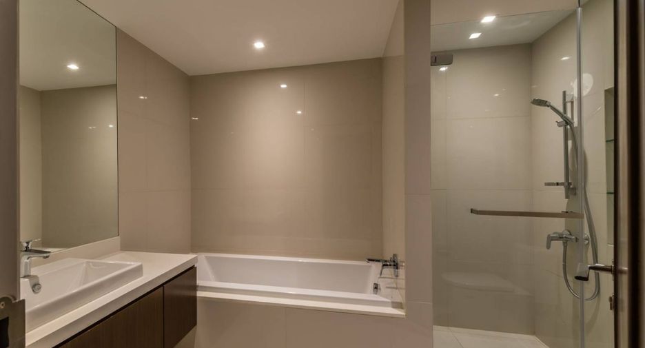 For rent 4 bedrooms condo in Khlong Toei, Bangkok