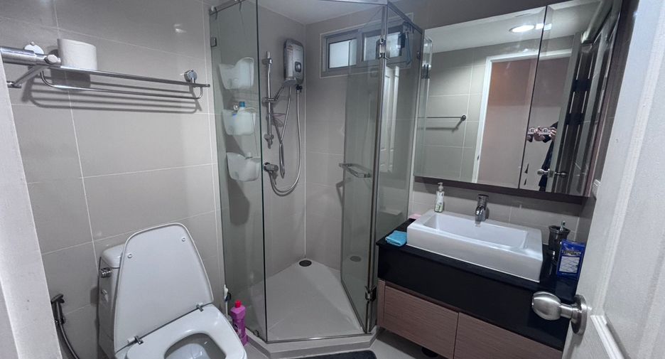 For rent 2 bed condo in Huai Khwang, Bangkok