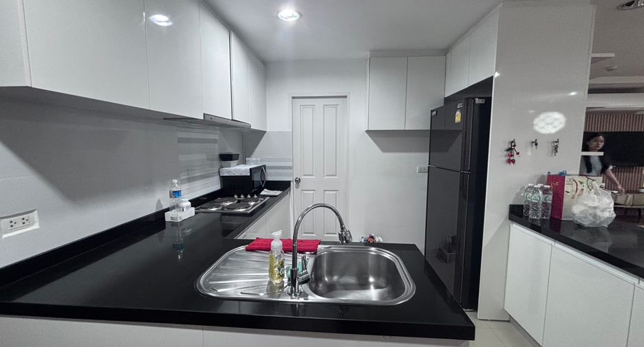For rent 2 bed condo in Huai Khwang, Bangkok