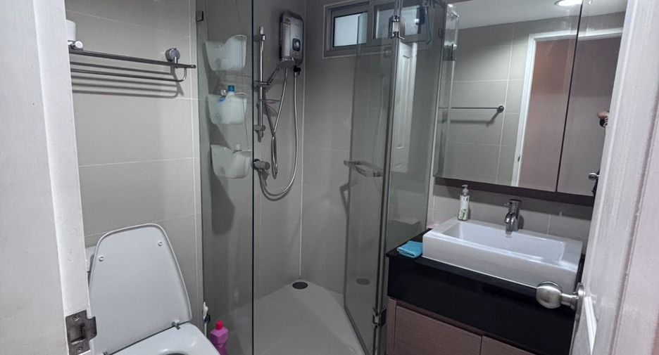 For rent 2 bed condo in Huai Khwang, Bangkok