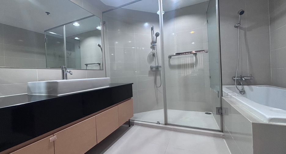 For rent 2 bed condo in Huai Khwang, Bangkok