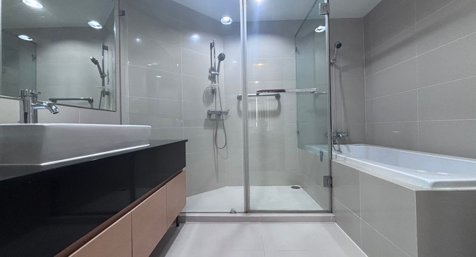 For rent 2 bed condo in Huai Khwang, Bangkok