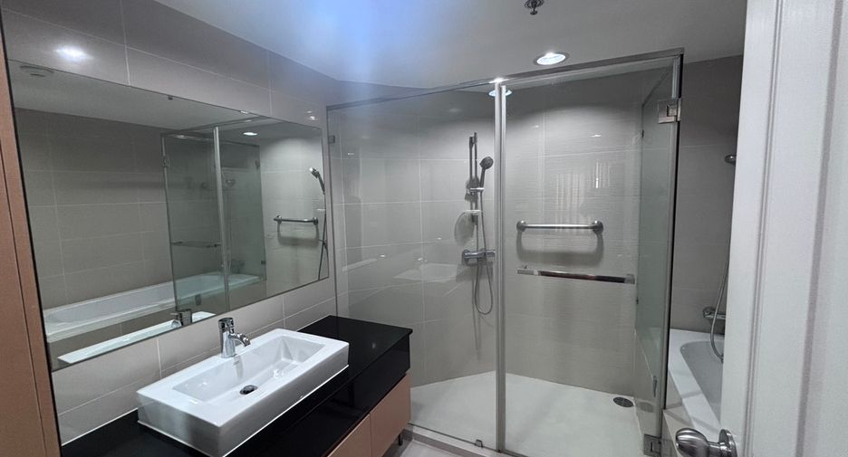 For rent 2 bed condo in Huai Khwang, Bangkok