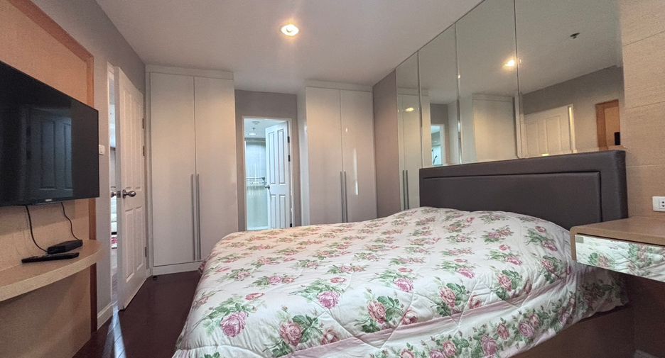 For rent 2 bed condo in Huai Khwang, Bangkok