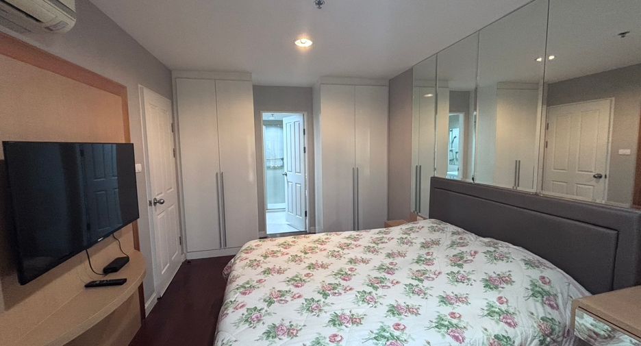 For rent 2 bed condo in Huai Khwang, Bangkok