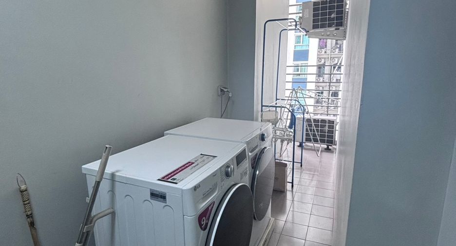 For rent 2 bed condo in Huai Khwang, Bangkok
