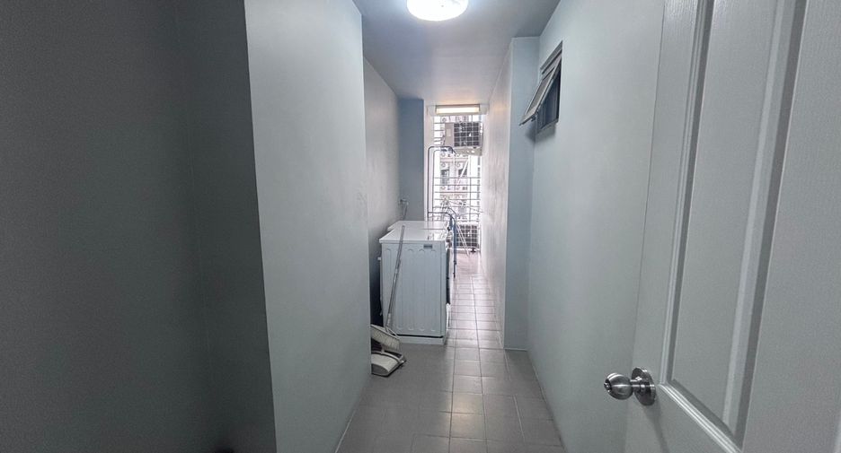 For rent 2 bed condo in Huai Khwang, Bangkok