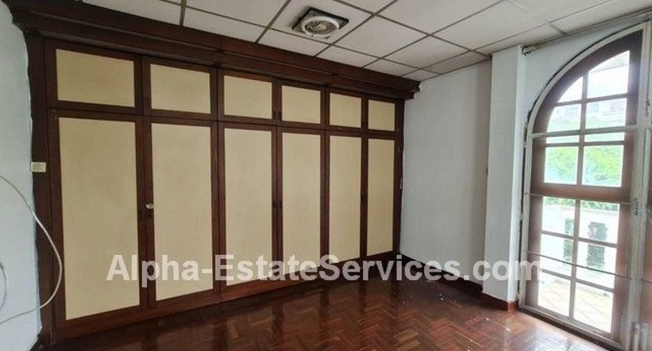 For sale 7 bedrooms house in Din Daeng, Bangkok