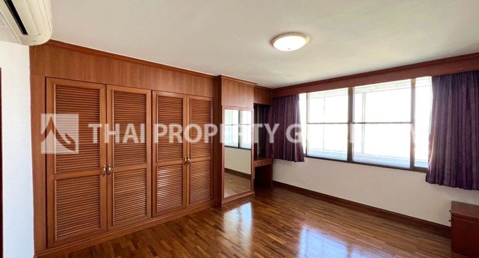 For rent 3 bedrooms condo in Yan Nawa, Bangkok