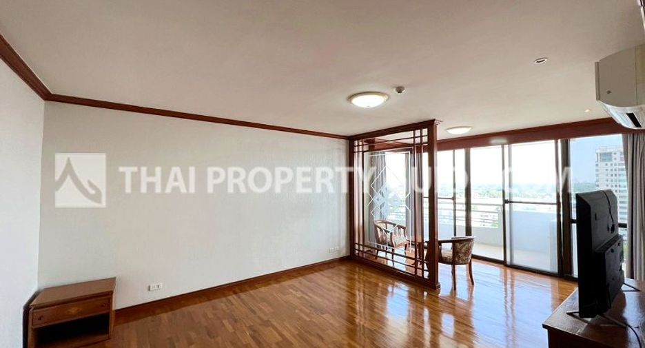 For rent 3 bedrooms condo in Yan Nawa, Bangkok