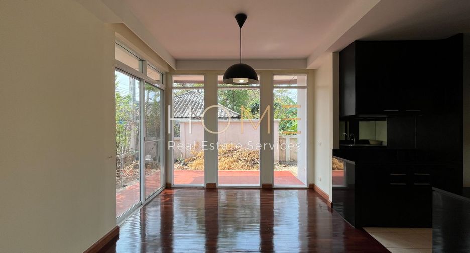 For sale 3 bedrooms house in Wang Thonglang, Bangkok