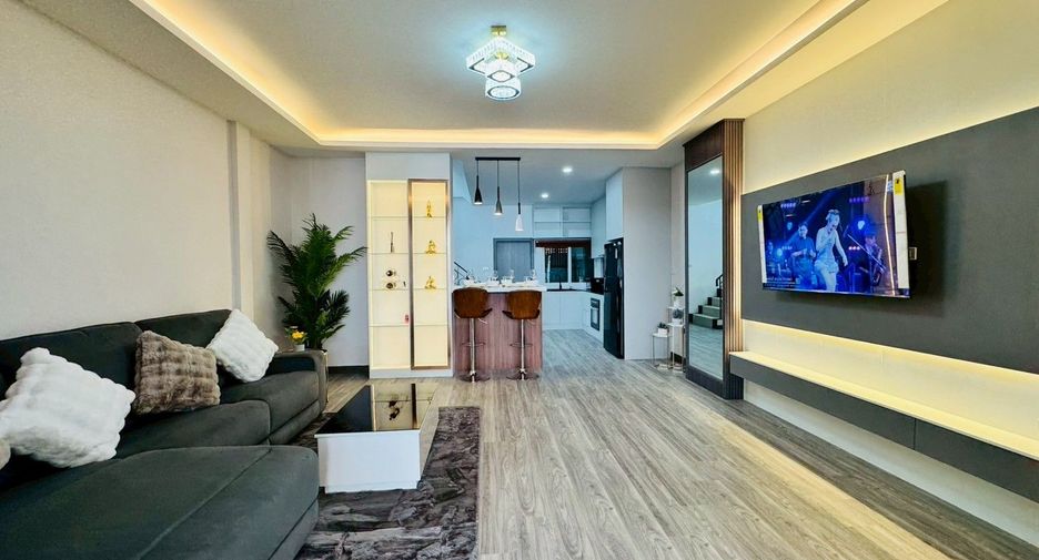 For sale 2 bedrooms townhouse in Bang Lamung, Chonburi