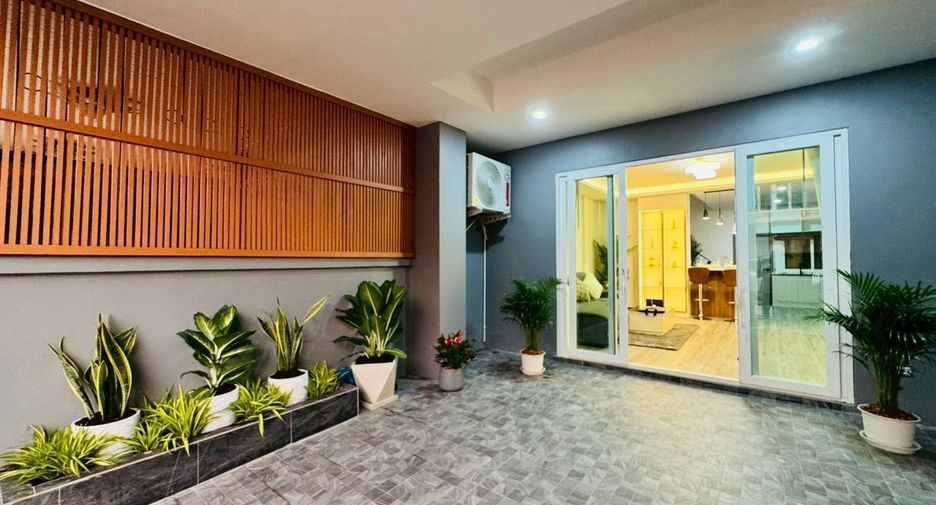 For sale 2 bedrooms townhouse in Bang Lamung, Chonburi