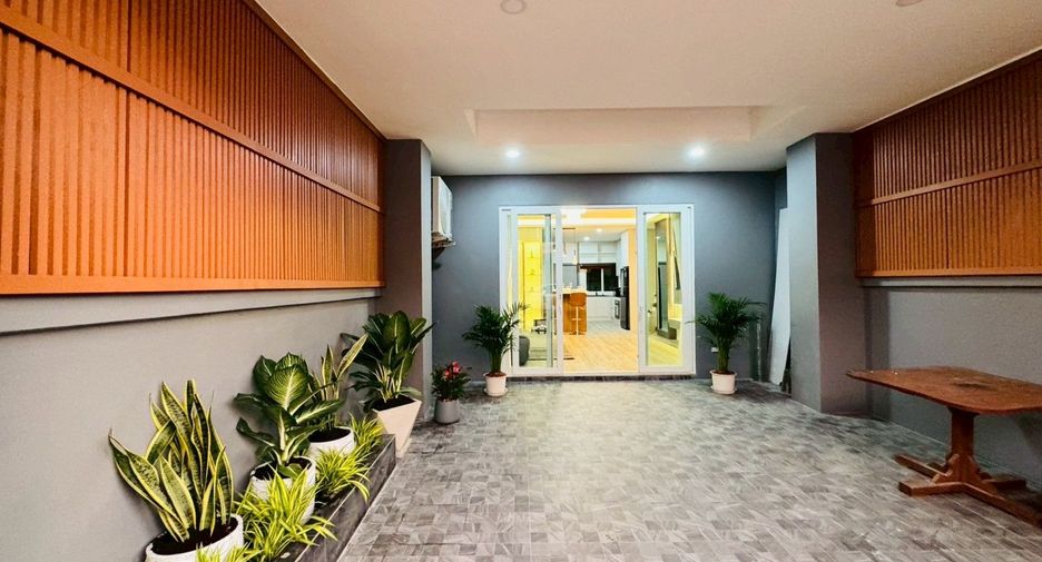 For sale 2 bedrooms townhouse in Bang Lamung, Chonburi