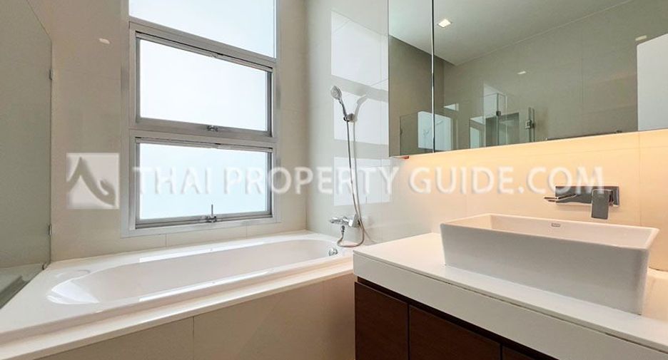 For rent 3 bedrooms house in Huai Khwang, Bangkok