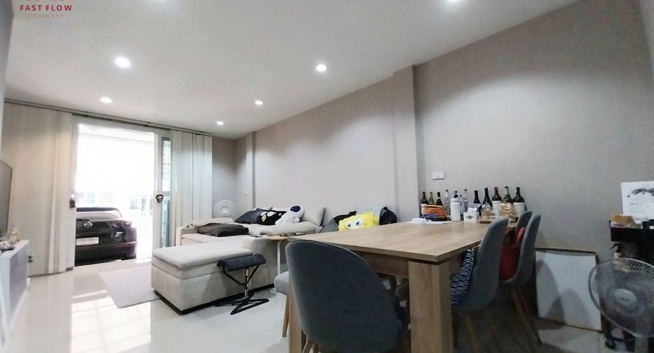 À vendre 3 chambres maison de ville à Bang Khen, Bangkok