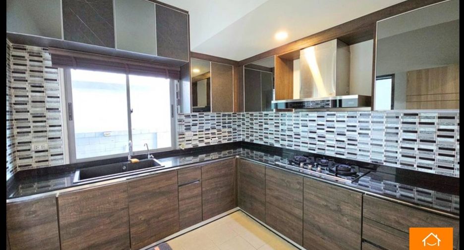 For sale 4 bedrooms house in Lat Krabang, Bangkok