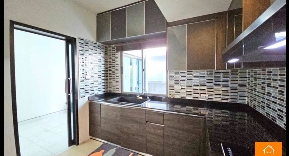 For sale 4 bedrooms house in Lat Krabang, Bangkok
