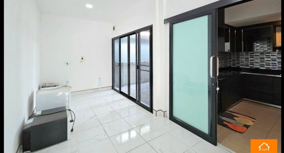 For sale 4 bedrooms house in Lat Krabang, Bangkok
