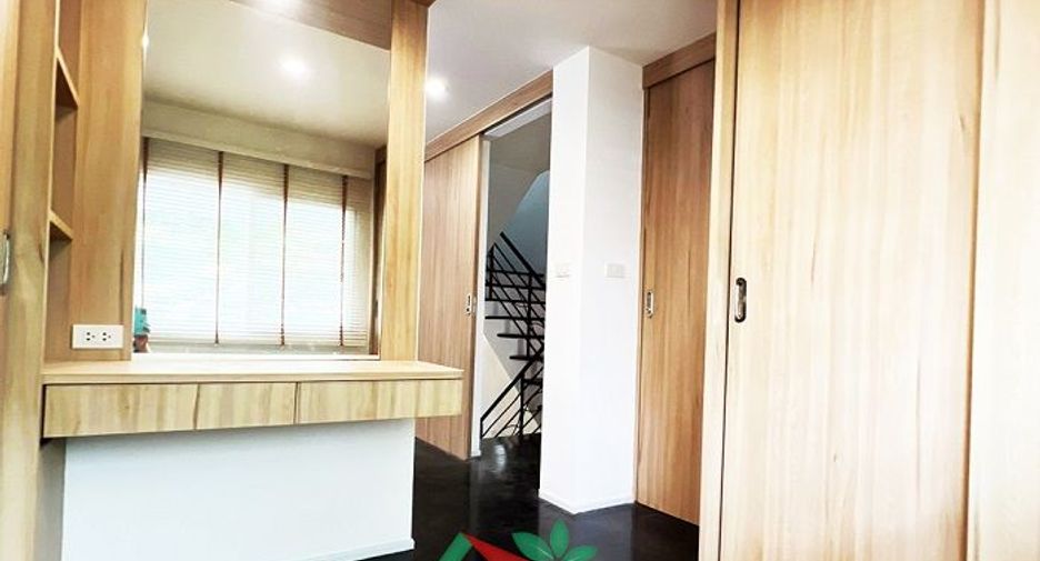 For rent and for sale 4 bedrooms townhouse in Mueang Samut Prakan, Samut Prakan