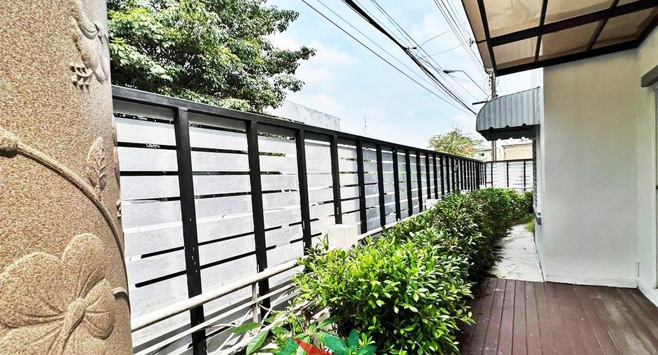 For rent and for sale 4 bedrooms townhouse in Mueang Samut Prakan, Samut Prakan