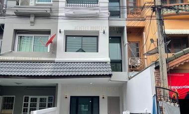 For sale 3 Beds townhouse in Lam Luk Ka, Pathum Thani