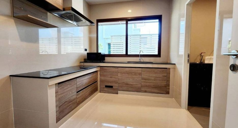 For rent 4 Beds house in Bang Kapi, Bangkok