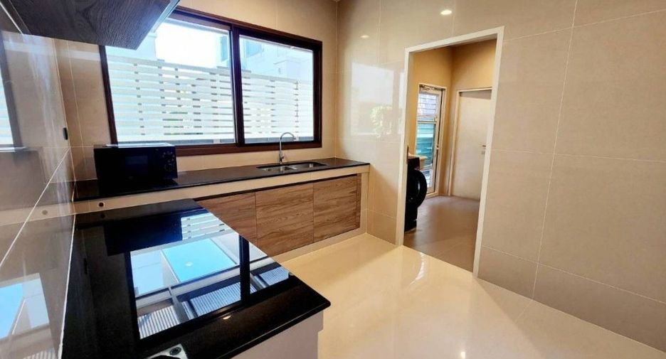 For rent 4 Beds house in Bang Kapi, Bangkok