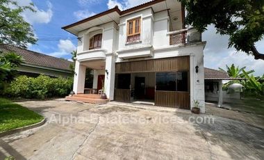 Haus zum Kauf mit 4 Zimmer in Phra Khanong, Bangkok