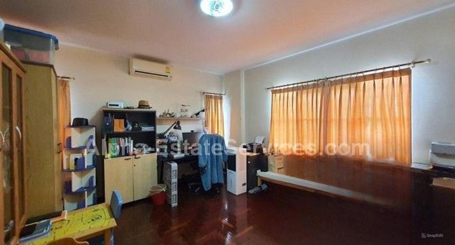 Haus zum Kauf mit 4 Zimmer in Phra Khanong, Bangkok