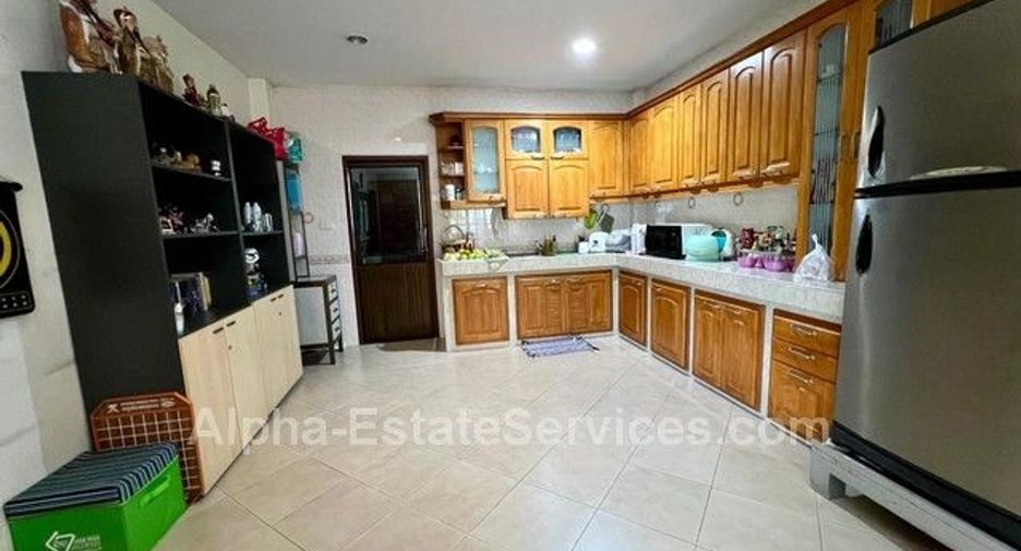 Haus zum Kauf mit 4 Zimmer in Phra Khanong, Bangkok