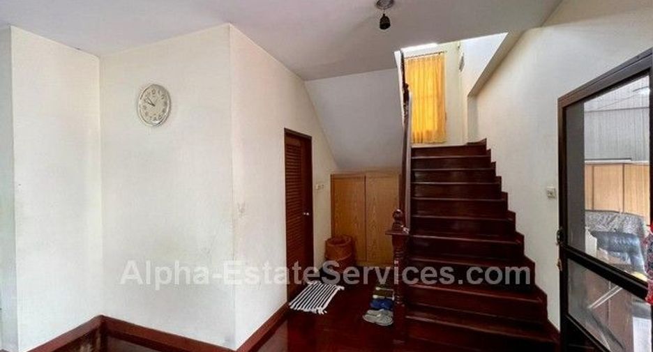 Haus zum Kauf mit 4 Zimmer in Phra Khanong, Bangkok