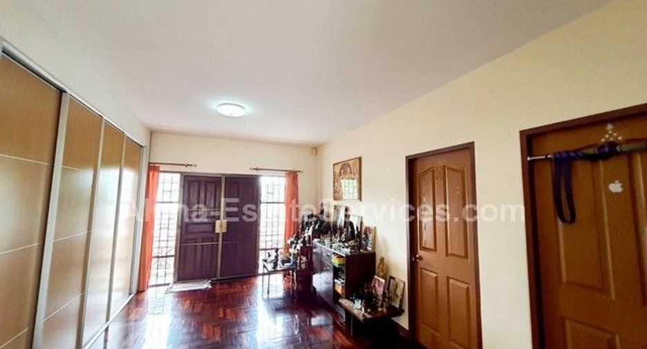 Haus zum Kauf mit 4 Zimmer in Phra Khanong, Bangkok